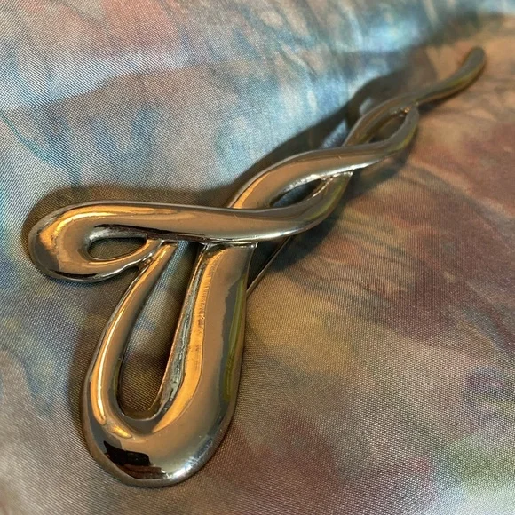 Large Silver Stylized Brooch - Picture 3 of 3